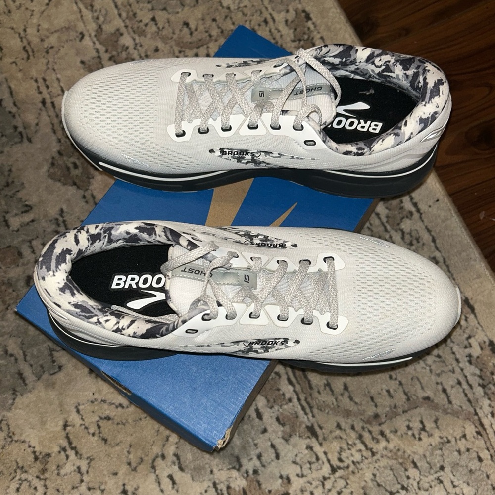 Brooks Ghost women’s Athletic sneakers in White and Black Size 13